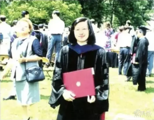 1994年，獲得博士學(xué)位的蘇姿豐在麻省理工的畢業(yè)典禮上.png