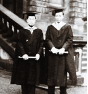 楊立銘（右）和程開甲在英國愛丁堡大學(xué)獲博士學(xué)位時(shí)的合影.png