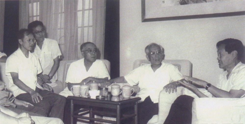1986年，周培源（右二）與楊振寧（右一）等交談.jpg